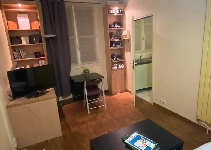 Entire Cozy Near Eiffel Tower In Appartement Parijs